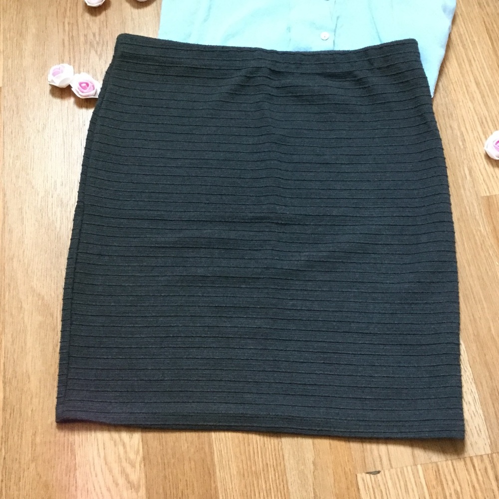 Gray Midi Skirt👩🏻‍🏫↔️👩🏻‍🎤